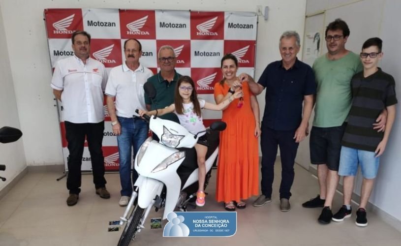 Ganhadora da biz da ação entre amigos do hospital de Urussanga retira prêmio com a família Ganhadora da biz da ação entre amigos do hospital de Urussanga retira prêmio com a família